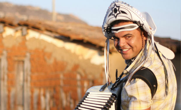 Chambinho do Acordeon ficou conhecido nacionalmente após interpretar o Rei do Baião. Foto: Downtown Filmes/Divulgação/ Chambinho do Acordeon ficou conhecido nacionalmente após interpretar o Rei do Baião. Foto: Downtown Filmes/Divulgação/