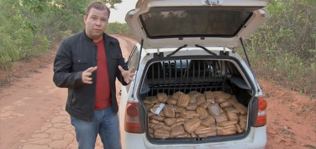 Repórter encheu a mala de um carro com 240 Kg de cocaína falsa para a realização da reportagem. Foto: TV Centro América/Reprodução/ Repórter encheu a mala de um carro com 240 Kg de cocaína falsa para a realização da reportagem. Foto: TV Centro América/Reprodução/