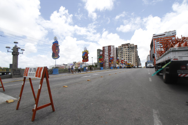 Montagem do Galo Gigante tradicionalmente altera rotina no centro do Recife. Foto: Blenda Souto Maior/ Arquivo DP/