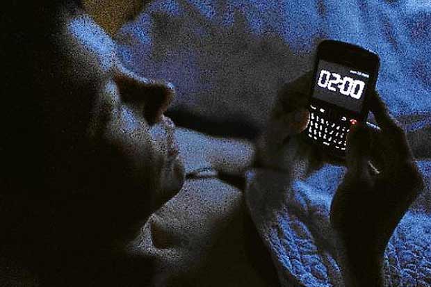 As luzes do smartphone alteram o funcionamento do relógio biológico. Foto: Jean Sebastien Evrard/AFP Photo/