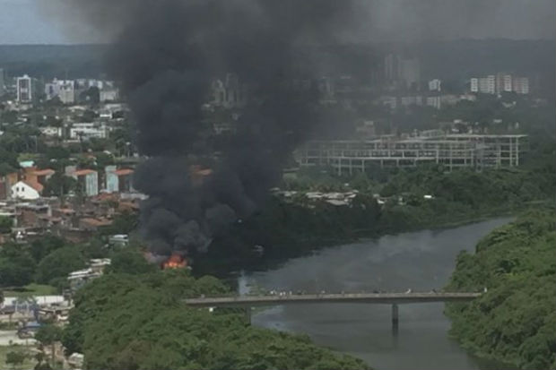 De acordo com os bombeiros, o fogo teria atingido imóveis feitos de madeira. Foto: Paulo Henrique Basto/Twitter/Cortesia/ De acordo com os bombeiros, o fogo teria atingido imóveis feitos de madeira. Foto: Paulo Henrique Basto/Twitter/Cortesia/