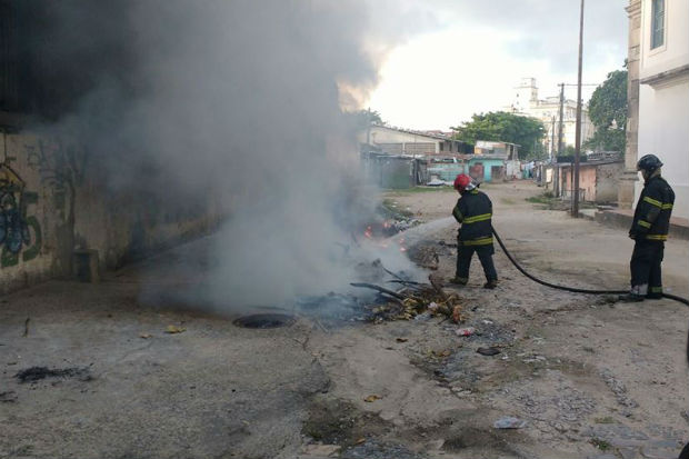 Por volta das 6h da manhã, os bombeiros controlaram um incêndio na Rua do Brum, no Recife. Foto: Bombeiros/ Divulgação 