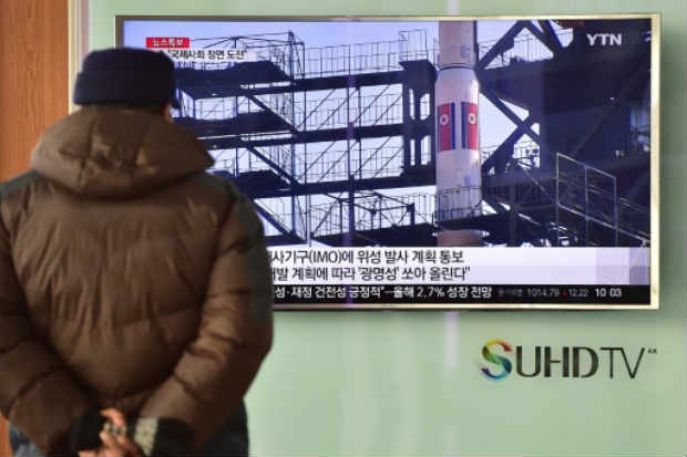 Homem observa na Coreia do Sul imagens de um foguete norte-coreano. Foto: Jung Yeon-Je/AFP/ Homem observa na Coreia do Sul imagens de um foguete norte-coreano. Foto: Jung Yeon-Je/AFP/
