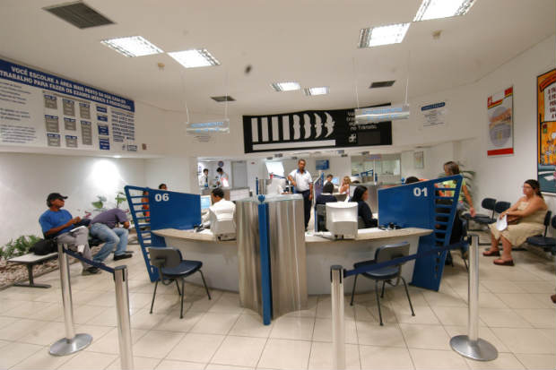 Gratificação paga aos servidores do Detran-PE nos postos de atendimento em shoppings é um dos pontos de debate da campanha salarial 2016, segundo o Sindetran-PE. Foto: Julio Jacobina/DP/ Gratificação paga aos servidores do Detran-PE nos postos de atendimento em shoppings é um dos pontos de debate da campanha salarial 2016, segundo o Sindetran-PE. Foto: Julio Jacobina/DP/