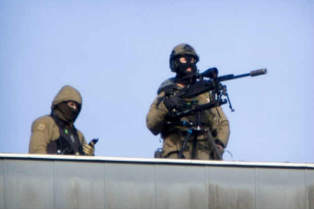 Atiradores são vistos durante o resgate de uma vítima nos ataques de 15 de fevereiro, em Copenhague. Foto: Nils Meilvang/Arquivo/AFP/ Atiradores são vistos durante o resgate de uma vítima nos ataques de 15 de fevereiro, em Copenhague. Foto: Nils Meilvang/Arquivo/AFP/