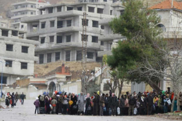 Civis aguardam por ajuda humanitária, em Madaya, no dia 14 de janeiro de 2016. Foto: Louai Beshara/Arquivo/AFP/ Civis aguardam por ajuda humanitária, em Madaya, no dia 14 de janeiro de 2016. Foto: Louai Beshara/Arquivo/AFP/