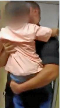 Em vídeo, garoto pede para ficar com a mãe: imagens são contestadas. Crédito: reprodução do Facebook/ Em vídeo, garoto pede para ficar com a mãe: imagens são contestadas. Crédito: reprodução do Facebook/