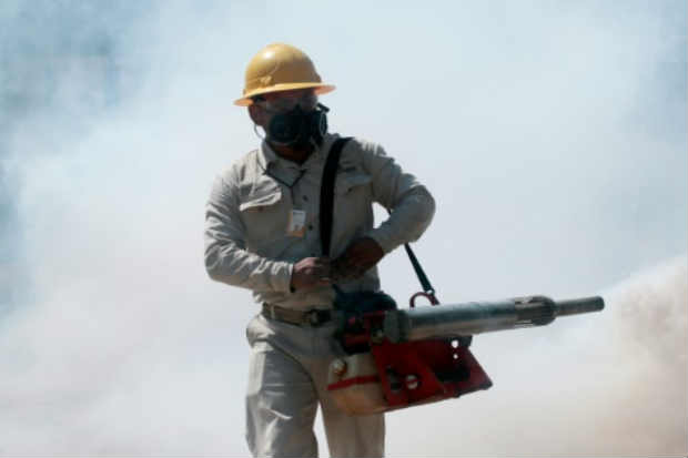 Um agente da saúde aplica produto contra o mosquito Aedes aegypti, em Acapulco, no dia 2 de fevereiro de 2016. Foto: Pedro Pardo/AFP/ Um agente da saúde aplica produto contra o mosquito Aedes aegypti, em Acapulco, no dia 2 de fevereiro de 2016. Foto: Pedro Pardo/AFP/