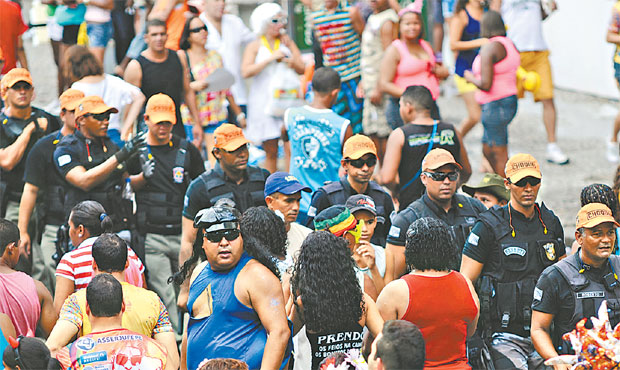 Galo da Madrugada terá patrulhamento de 4 mil policiais militares. Ao todo, serão 35 mil turnos de trabalho na folia. Foto: Ricardo Fernandes/ DP/ Galo da Madrugada terá patrulhamento de 4 mil policiais militares. Ao todo, serão 35 mil turnos de trabalho na folia. Foto: Ricardo Fernandes/ DP/