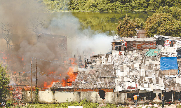 Cerca de 200 moradias foram destruídas pelo fogo deixando pelo menos 600 pessoas sem ter onde morar. Foto: Hesíodo Goes/ DP/ Cerca de 200 moradias foram destruídas pelo fogo deixando pelo menos 600 pessoas sem ter onde morar. Foto: Hesíodo Goes/ DP/