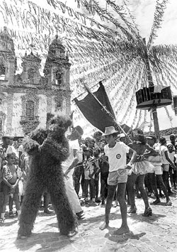 No Recife, o urso, como também é chamado, faz parte das atrações oficiais do carnaval. Foto: Arquivo DP/ No Recife, o urso, como também é chamado, faz parte das atrações oficiais do carnaval. Foto: Arquivo DP/