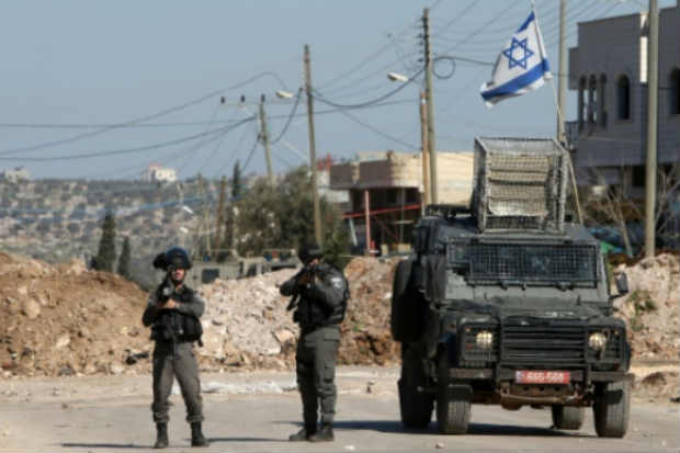Guardas fronteiriços de Israel montam guarda durante confrontos com jovens palestinos em Qabatiya, norte da Cisjordânia ocupada. Foto: Jaafar Ashtiyeh/AFP/ Guardas fronteiriços de Israel montam guarda durante confrontos com jovens palestinos em Qabatiya, norte da Cisjordânia ocupada. Foto: Jaafar Ashtiyeh/AFP/