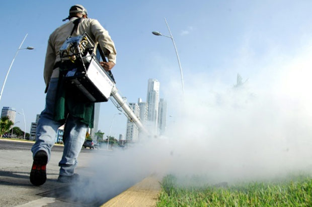 Um agente da saúde aplica produto para combater o mosquito Aedes aegypti, na Cidade do Panamá, no dia 2 de fevereiro de 2016. Foto: Ed Grimaldo/AFP/ Um agente da saúde aplica produto para combater o mosquito Aedes aegypti, na Cidade do Panamá, no dia 2 de fevereiro de 2016. Foto: Ed Grimaldo/AFP/