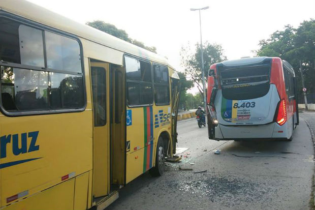 Acidente aconteceu por volta das 5h30, em frente à Churrascaria Sal e Brasa, sentido Boa Viagem.Foto: Bombeiros/ Divulgação/ Acidente aconteceu por volta das 5h30, em frente à Churrascaria Sal e Brasa, sentido Boa Viagem.Foto: Bombeiros/ Divulgação/