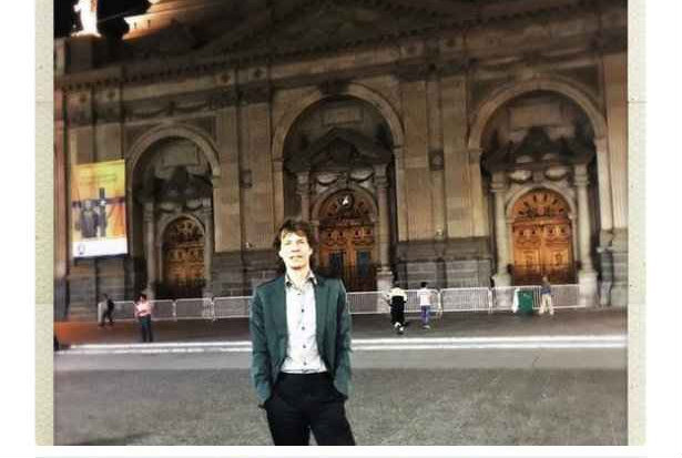 O vocalista dos Rolling Stones fez uma visita noturna à praça da Catedral Metropolitana de Santiago. Foto: Twitter/Reprodução/ O vocalista dos Rolling Stones fez uma visita noturna à praça da Catedral Metropolitana de Santiago. Foto: Twitter/Reprodução/