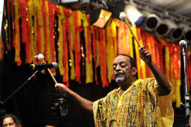 Desde 2001, Naná Vasconcelos comanda a abertura do Carnaval do Recife, reunindo cerca de 500 batuqueiros de 11 nações de maracatu de baque virado. Foto: Helder Tavares/DP/D.A Press/ Desde 2001, Naná Vasconcelos comanda a abertura do Carnaval do Recife, reunindo cerca de 500 batuqueiros de 11 nações de maracatu de baque virado. Foto: Helder Tavares/DP/D.A Press/