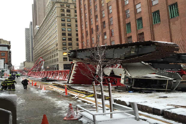 Uma pessoa morreu e duas ficaram gravemente feridas, informou um porta-voz dos bombeiros. Foto: FDNY