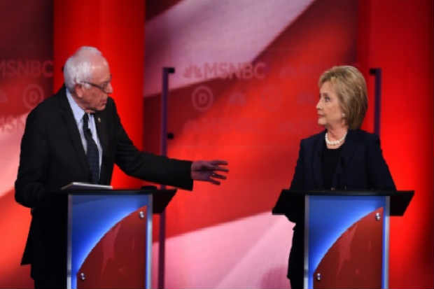 Hillary Clinton e Bernie Sanders em debate televisivo na Universidade de New Hampshire em Durham em 4 de fevereiro de 2016. Foto: Jewel Samad/AFP/