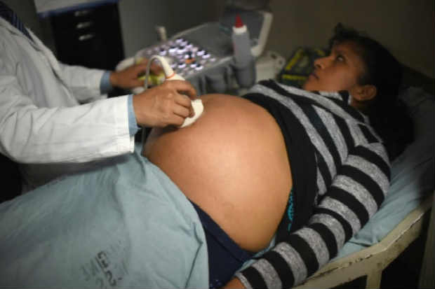 Uma mulher grávida faz um ultrassom, na Cidade da Guatemala, no dia 2 de fevereiro de 2016. Foto: Johan Ordonez/AFP/
