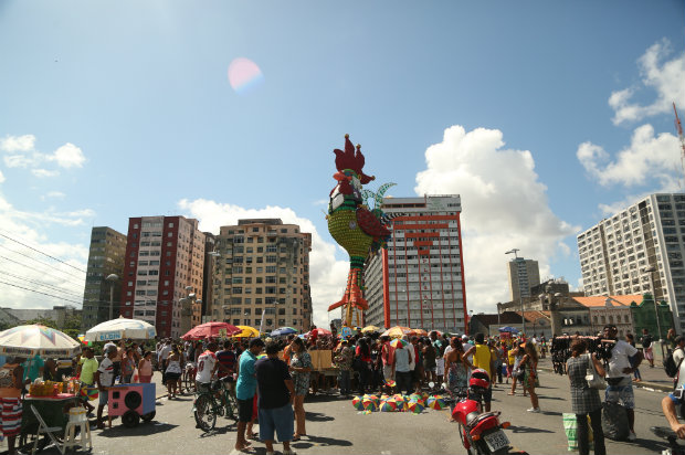 O vuco-vuco da cidade ganhou um reforço com os visitantes que passavam para fotografar o Galo da Madrugada.
Foto: Hesiodo Goes/Esp.DP./