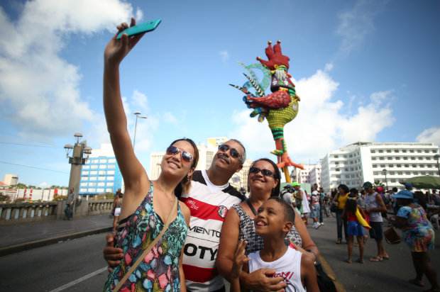 Família de São Lourenço da Mata visita Recife para conhecer o Galo da Madrugada de perto.
Foto: Hesiodo Goes/Esp.DP.