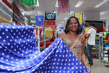 Cabeleireira Claudinete da Conceição garantiu tecido para a fantasia de mulher maravilha. Foto: Brenda Alcântara/DP