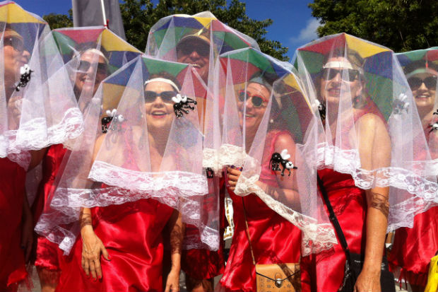 Vestidas de baby doll vermelho e cortinatos com mosquitos Aedes, amigas fazem o alerta para a prevenção sem perder o bom humor. Foto: Marcionila Teixeira/ DP/