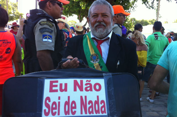O ator de teatro de rua José Bezerra, de 75 anos, chegou fantasiado do ex-presidente Lula, como faz tradicionalmenteFoto: Marcionila Teixeira/ DP