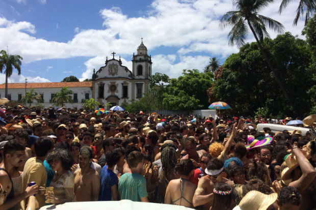 Foto: Sávio Gabriel/ DP - Foliões tomaram banho de lama pelas ladeiras de Olinda/ Foto: Sávio Gabriel/ DP - Foliões tomaram banho de lama pelas ladeiras de Olinda/