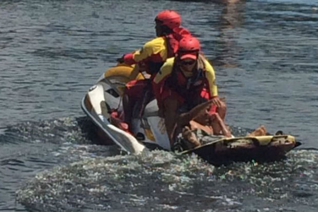Foto: Bombeiros/ Divulgação - Pessoa foi retirada da água pelo grupo de salvamento aquático/
