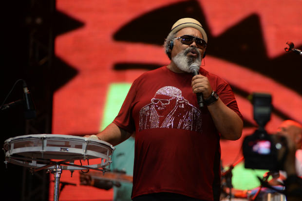 Um dos nomes mais famosos do samba, Jorge ARgão traz sucessos para o Recife. Crédito: Walter Carvalho/Divulgação