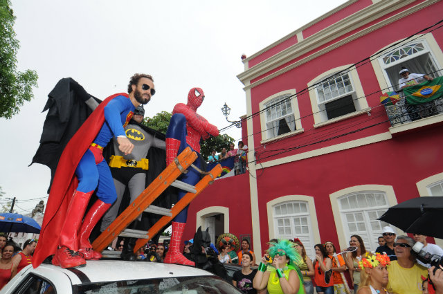 Os foliões capricham nas fantasias de super-heróis. Na foto, o Super Nando Reis e Homem Aranha. Foto: Jaqueline Maia/DP/DA Press/ Os foliões capricham nas fantasias de super-heróis. Na foto, o Super Nando Reis e Homem Aranha. Foto: Jaqueline Maia/DP/DA Press/