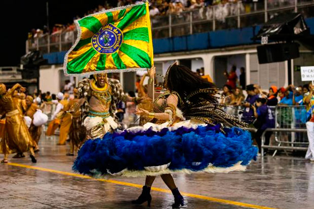 Unidos do Peruche fez uma homenagem aos 100 anos do samba, resgatando as raízes negras do ritmo. Foto: Paulo Pinto/LigaSP/