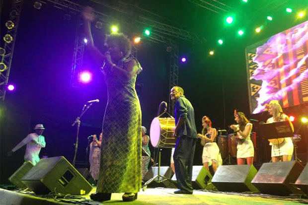 A potiguar Luísa e os Alquimistas abriram a noite. Foto: Rafael Brasileiro/DP/ A potiguar Luísa e os Alquimistas abriram a noite. Foto: Rafael Brasileiro/DP/