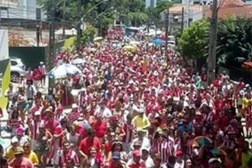 Multidão no desfile do Timbu Coroado em 2016. Foto: Náutico/instagram/ Multidão no desfile do Timbu Coroado em 2016. Foto: Náutico/instagram/