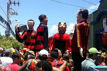Bonecos gigantes no desfile do bloco Eternamente Sport. Foto: Val Martins/instagram (juniorscr87)/ Bonecos gigantes no desfile do bloco Eternamente Sport. Foto: Val Martins/instagram (juniorscr87)/