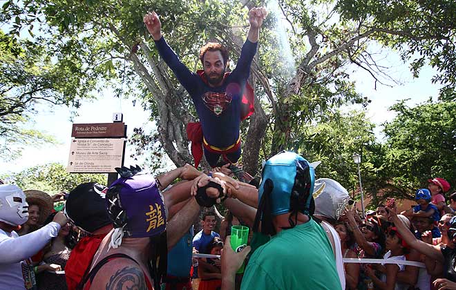 Há nove anos o bloco Mucha Lucha tira onda com ringue montado no Alto da Sé. Foto: Paulo Paiva/DP