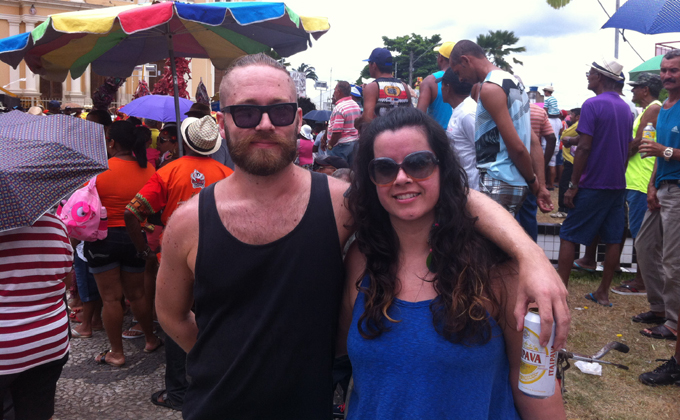 Este é o terceiro ano do casal Maria Cláudia, de São Paulo, e Aku Rosenquist, da Finlândia, no carnaval de Pernambuco e o primeiro em Nazaré da Mata. Foto: Emanuel Leite Júnior/DP