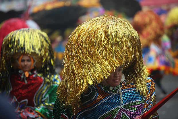 Caboclos de lança, Catirinas, Mateus, Reis e Rainhas encantaram os foliões. Foto: Teresa Maia/DP