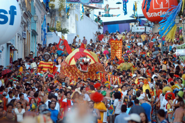 O Drag&atilde;o do bloco Eu Acho e Pouco desfila pelas ruas de Olinda. Foto: Alcione Ferreira/DP/D A Press/