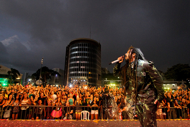 O dia já amanhecia quando o Rappa ainda estava no palco. Foto: Allan Torres/ Divulgação