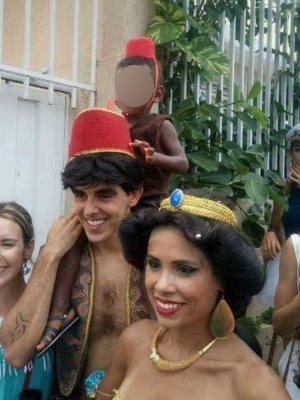 Família desfilou com fantasia inspirada no personagem de conto árabe e filme da Disney. Foto: Facebook/Reprodução/
