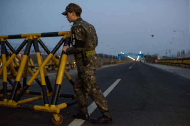 Soldado sul-coreano move uma barreira em um ponto de controle no acesso ao complexo industrial de Kaesong. Foto: Ed Jones/AFP/