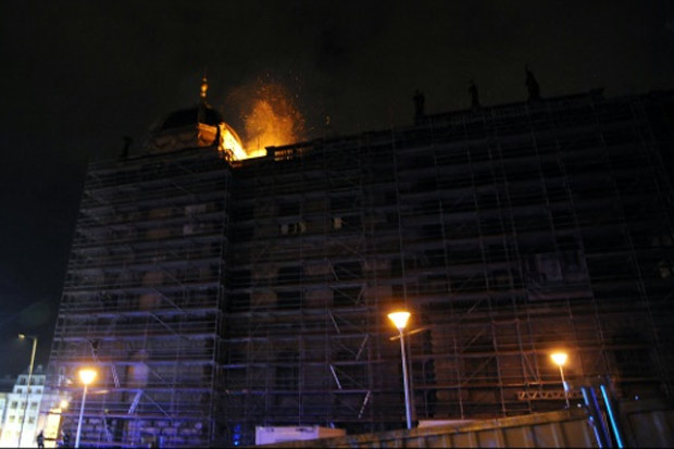 Um incêndio destruiu nesta sexta-feira parte do telhado do Museu Nacional tcheco, situado na famosa praça Wenceslau, no centro histórico de Praga, sem causar vítimas ou danos às obras de arte. Foto: HZS Praha/AFP/Handout/ Um incêndio destruiu nesta sexta-feira parte do telhado do Museu Nacional tcheco, situado na famosa praça Wenceslau, no centro histórico de Praga, sem causar vítimas ou danos às obras de arte. Foto: HZS Praha/AFP/Handout/