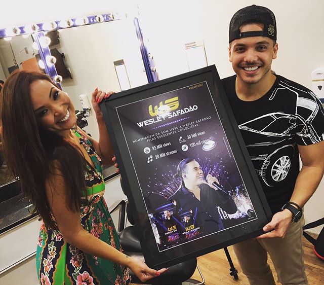 Carol Nakamura entrega disco de platina, por mais de 100 mil cópias vendidas do DVD Ao vivo em Brasília. Foto: Reprodução/Instagram
