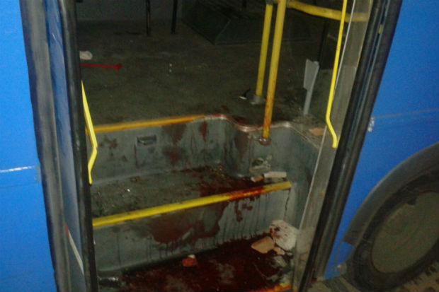 Marcas de sangue mostram a viol&ecirc;ncia sofrida no coletivo.Foto: Reprodu&ccedil;&atilde;o/ TV Clube/