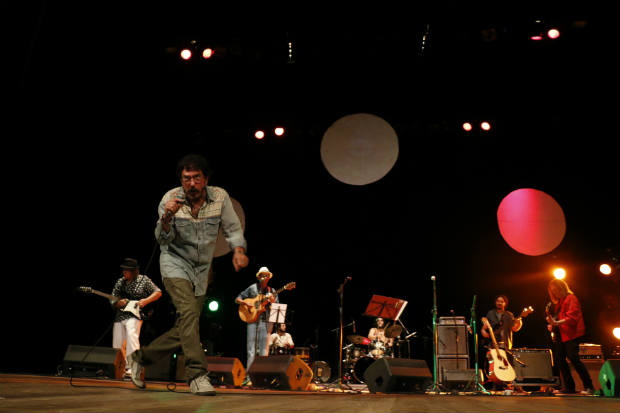 Banda durante apresenta&ccedil;&atilde;o no Teatro de Santa Isabel em 2014. Foto: Rapha Oliveira/Divulga&ccedil;&atilde;o/