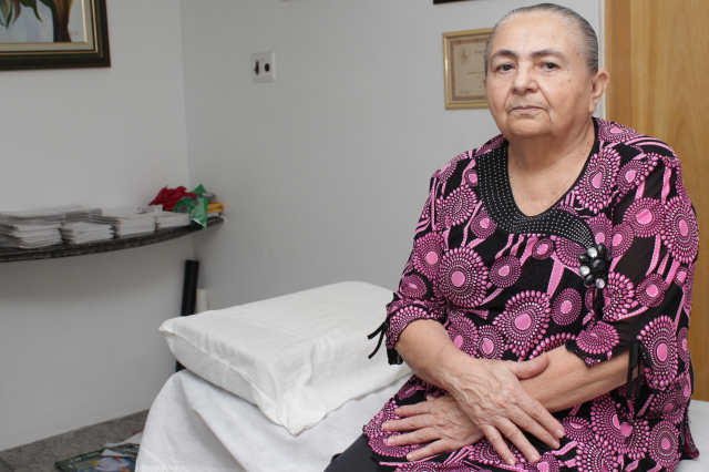 Benedita Paes, 73 anos, sofreu por quatro semanas com as dores antes de descobrir o diagnóstico da chikungunya Credito: Karina Morais/Esp.DP