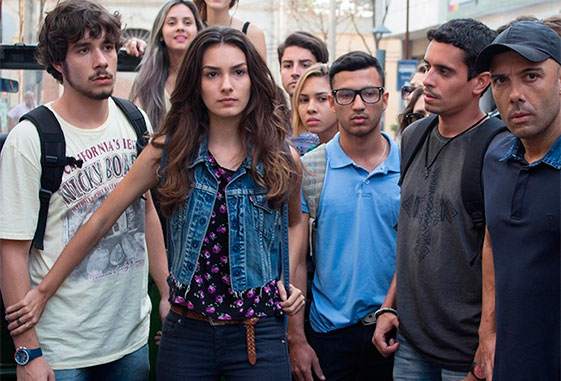 Elenco se reúne em cena do protesto. Foto: TV Globo/Divulgação/Foto: TV Globo/Divulgação Elenco se reúne em cena do protesto. Foto: TV Globo/Divulgação/Foto: TV Globo/Divulgação