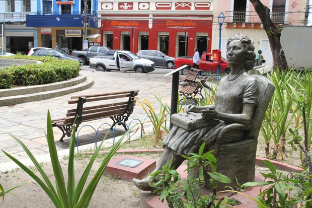 A escultura de Clarice Lispector integra o Circuito da Poesia, distribuído pelo Recife. Foto: Nando Chiappetta/Divulgação/ A escultura de Clarice Lispector integra o Circuito da Poesia, distribuído pelo Recife. Foto: Nando Chiappetta/Divulgação/